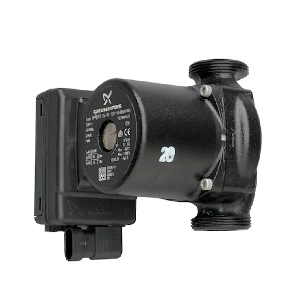 Schwarze Pumpe mit Technikelementen, Anschlussstücken und einem gravierten Markenlogo. Das Produkt scheint von Grundfos zu stammen und ist für thermische Anwendungen konzipiert.